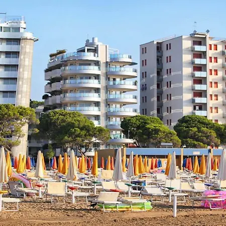 Apartamento Renewed Beachfront Flat With Patio On The Ground Floor Lignano Sabbiadoro