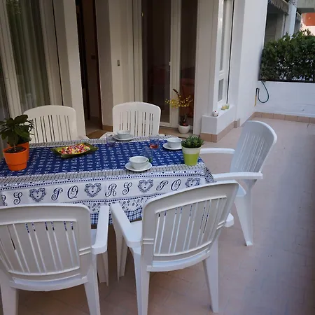 Renewed Beachfront Flat With Patio On The Ground Floor Lägenhet